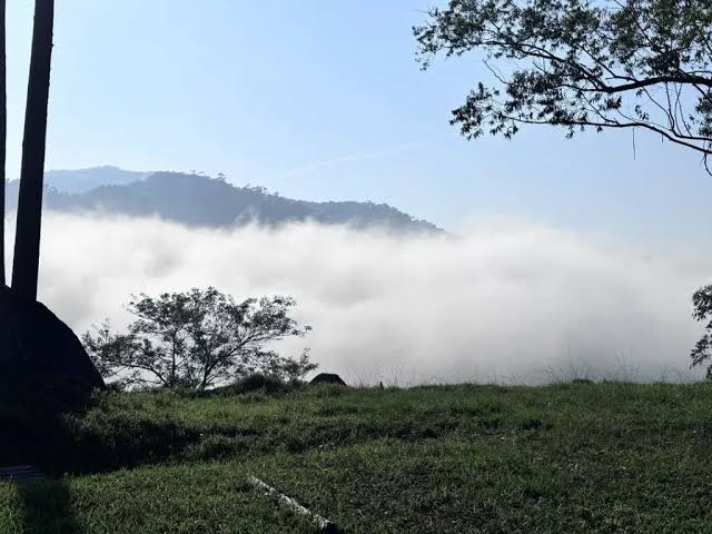 Serra do Itapeti com névoa ao amanhecer - Mogi das Cruzes, SP